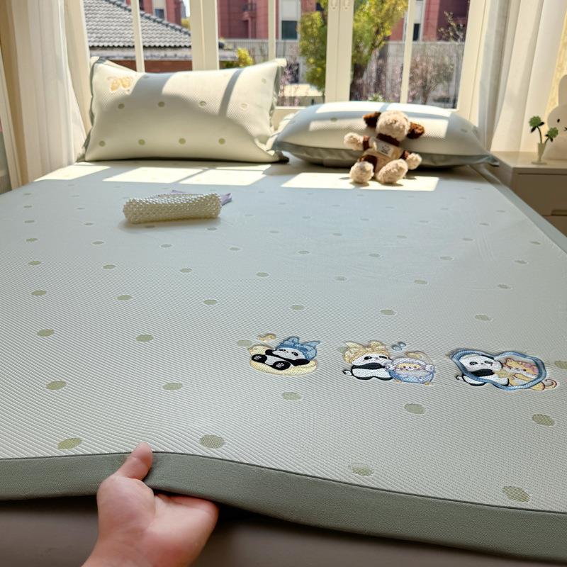 乙纶凉感新款A类PE乙纶凉感豆凉席三花件套卡通绣冰丝冰空调软席