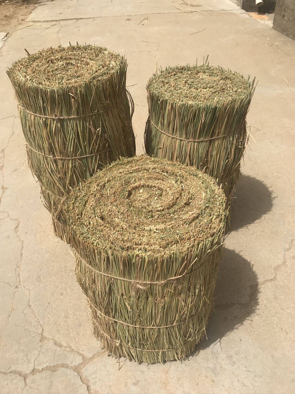 草垛子草堆草块天然干稻草方形圆形草垛凳子婚庆拍摄道具场景布置