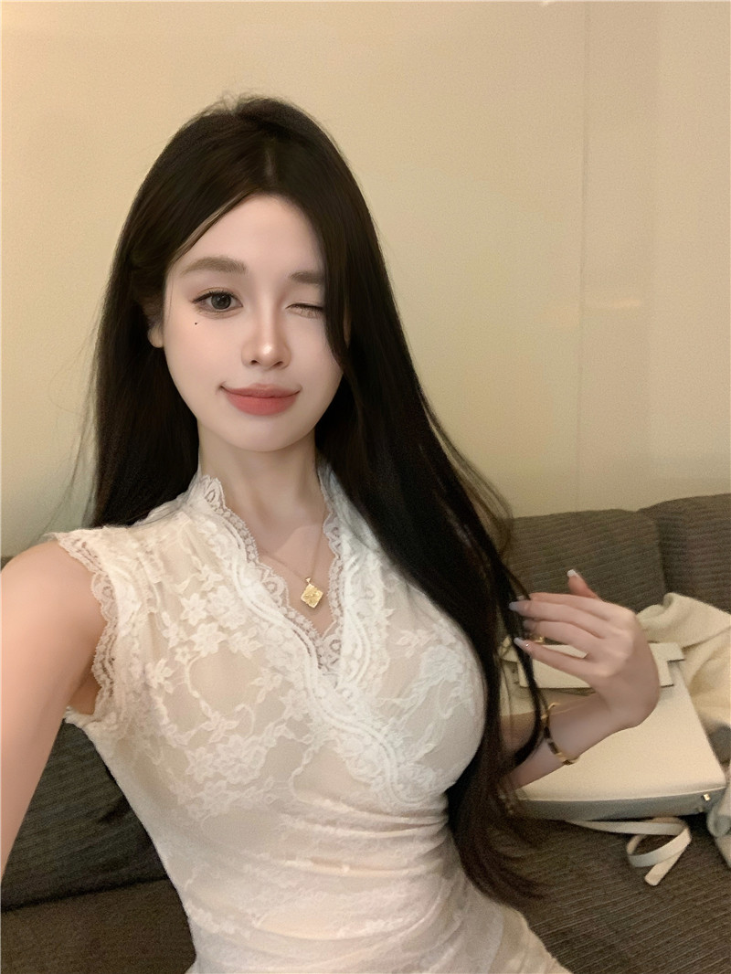 实价实拍~蕾丝交叉V领显胸背心 韩版纯色气质女人味修身无袖上衣