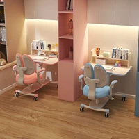 Детский учебный стол AIGUO может быть поднят и описывается как таблица учащихся начальной школы и набор стул Письмо.