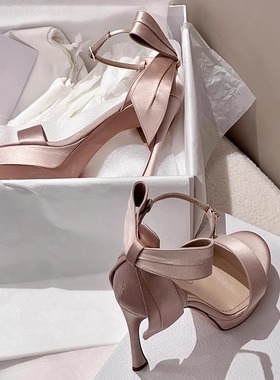 绸缎蝴蝶结包跟一字扣带凉鞋女2025新款露趾防水台性感细跟高跟鞋