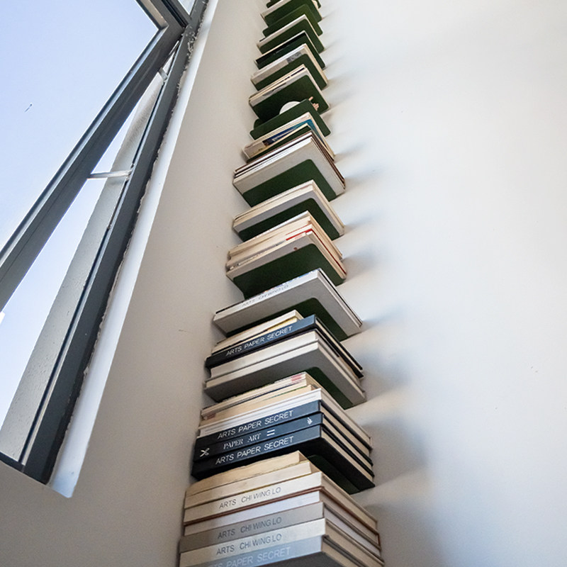 转角隐形书架墙上置物架铁艺壁挂角落收纳桌面上墙角拐角书柜创意