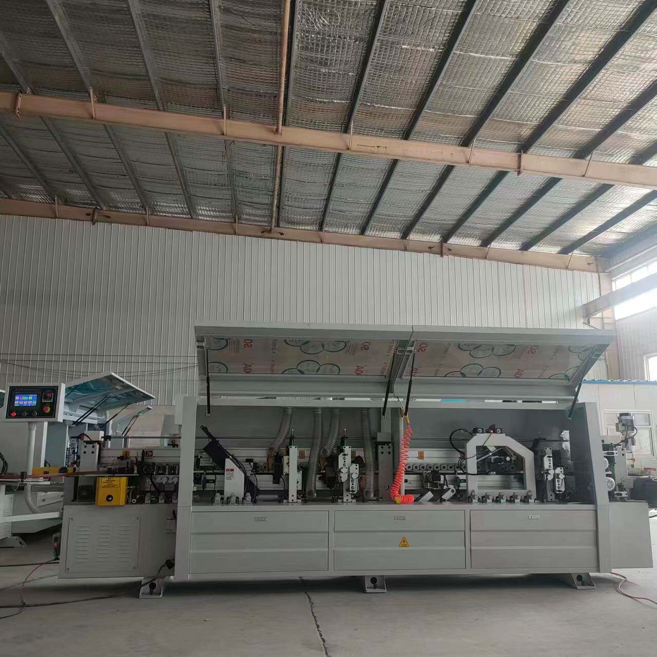 全自动45度斜直边封边机jc型免拉手封边机橱柜门高速蜂窝板一体机