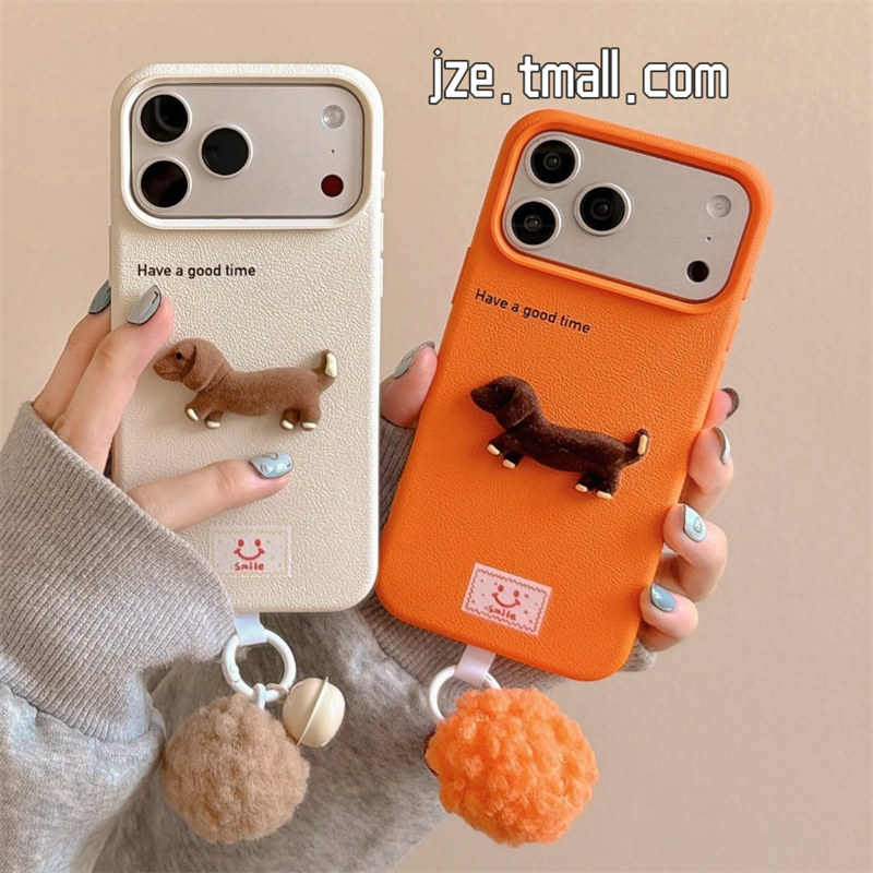 jze 韩系简约英文立体腊肠狗适用苹果17ProMax手机壳iphone15新款16pro女款13仿皮15pro铃铛挂饰14防摔保护套