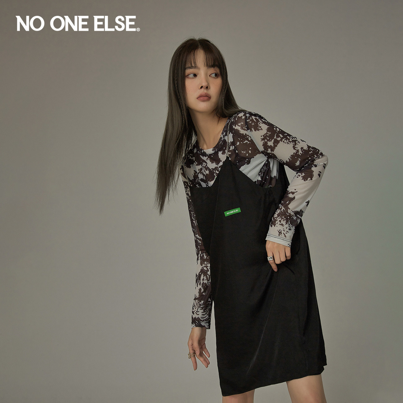 NO ONE ELSE无袖直筒连衣裙女2026年夏季新款简约拼接吊带裙