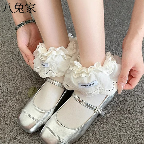白色花边公主袜子配小皮鞋