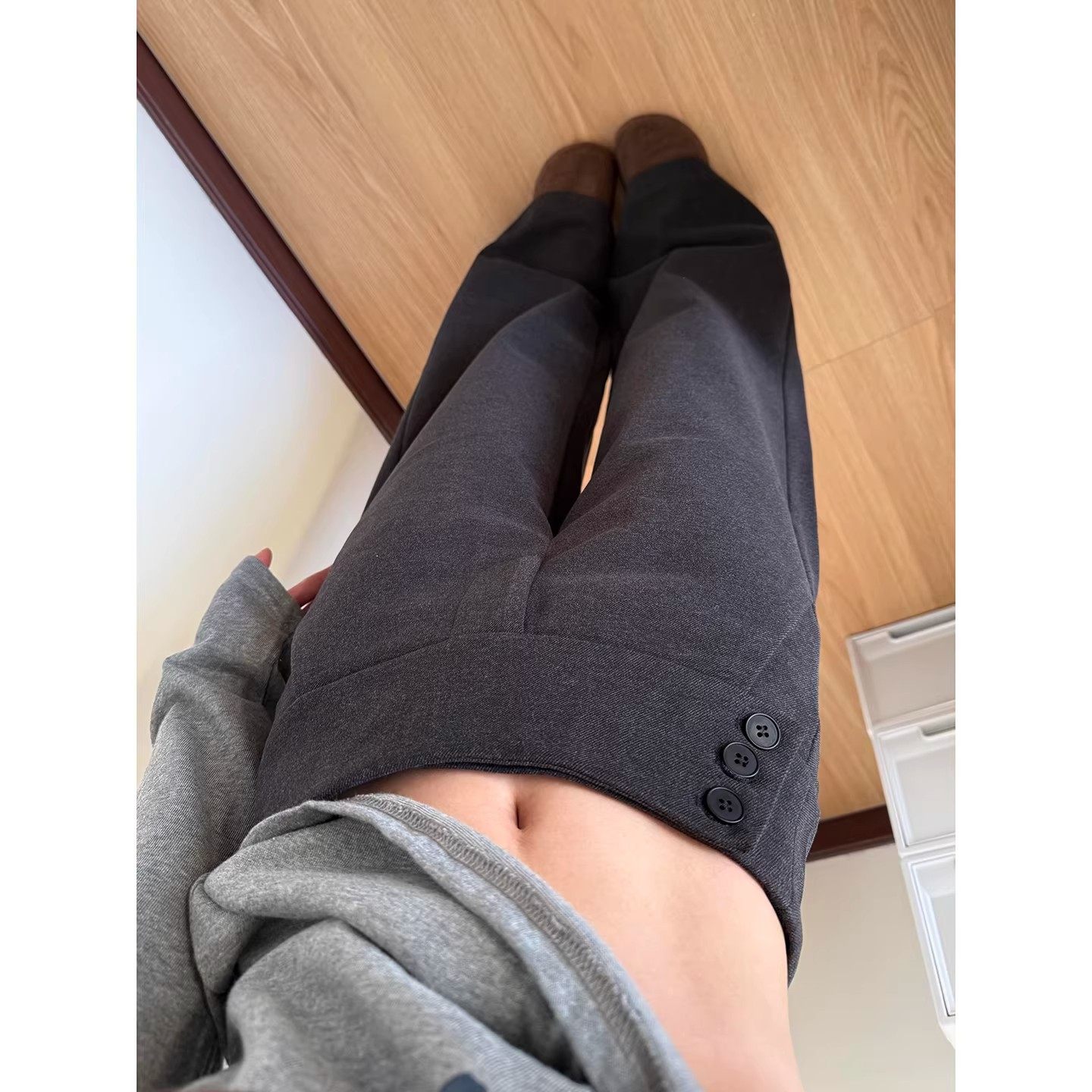 深灰色毛呢西装裤女秋冬2025新款纽扣低腰垂感显瘦直筒休闲阔腿裤