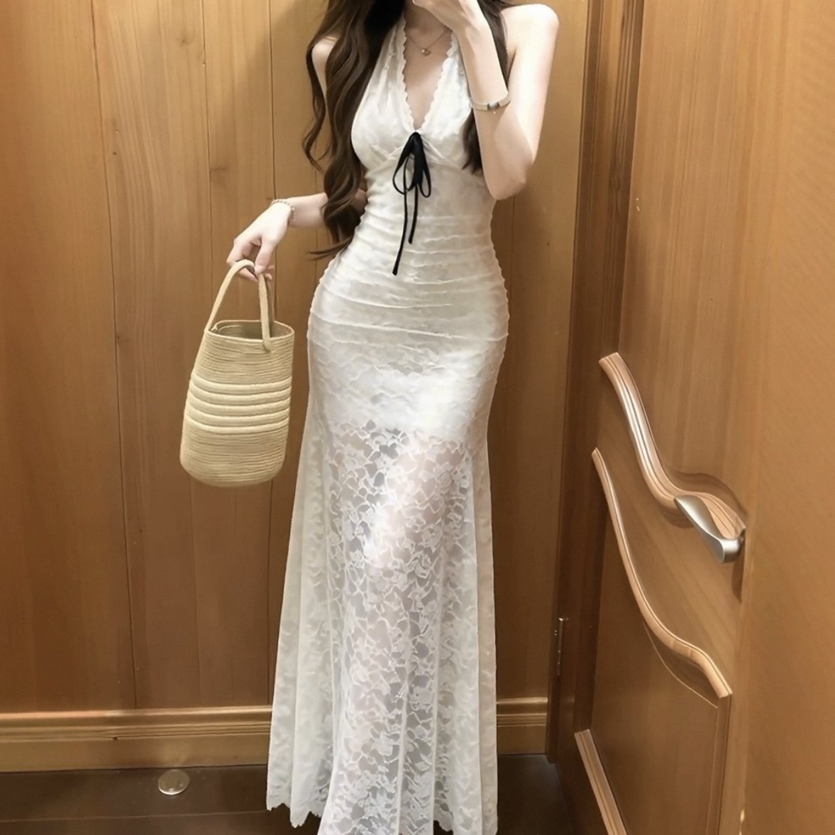 白色蕾丝V领吊带挂颈洋装