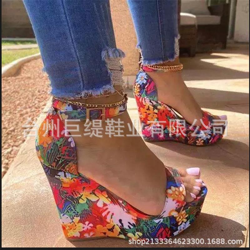 现货2021年夏季新款女鞋外贸大码花布名族风坡跟女式搭扣凉鞋