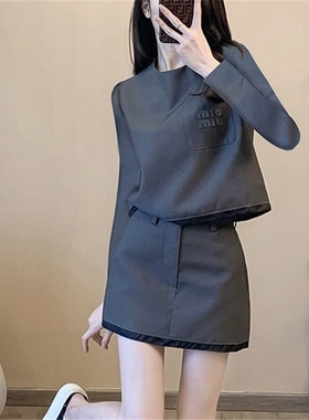 春秋季穿搭一整套小个子高腰短款灰色圆领套头长袖T恤短裙两件套