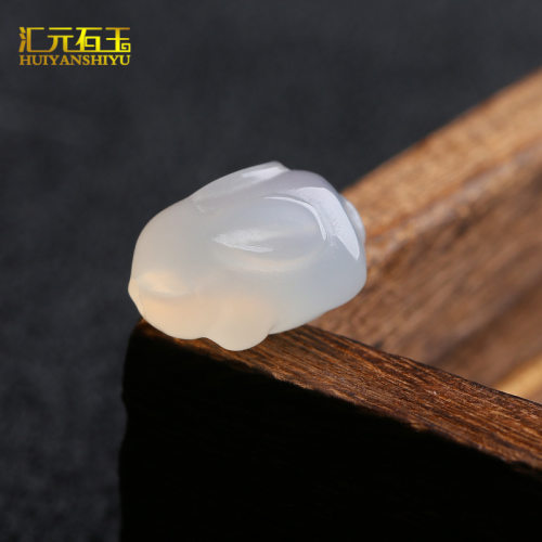白玉髓生肖兔吊坠玛瑙小兔子挂件玉石玉兔守护神