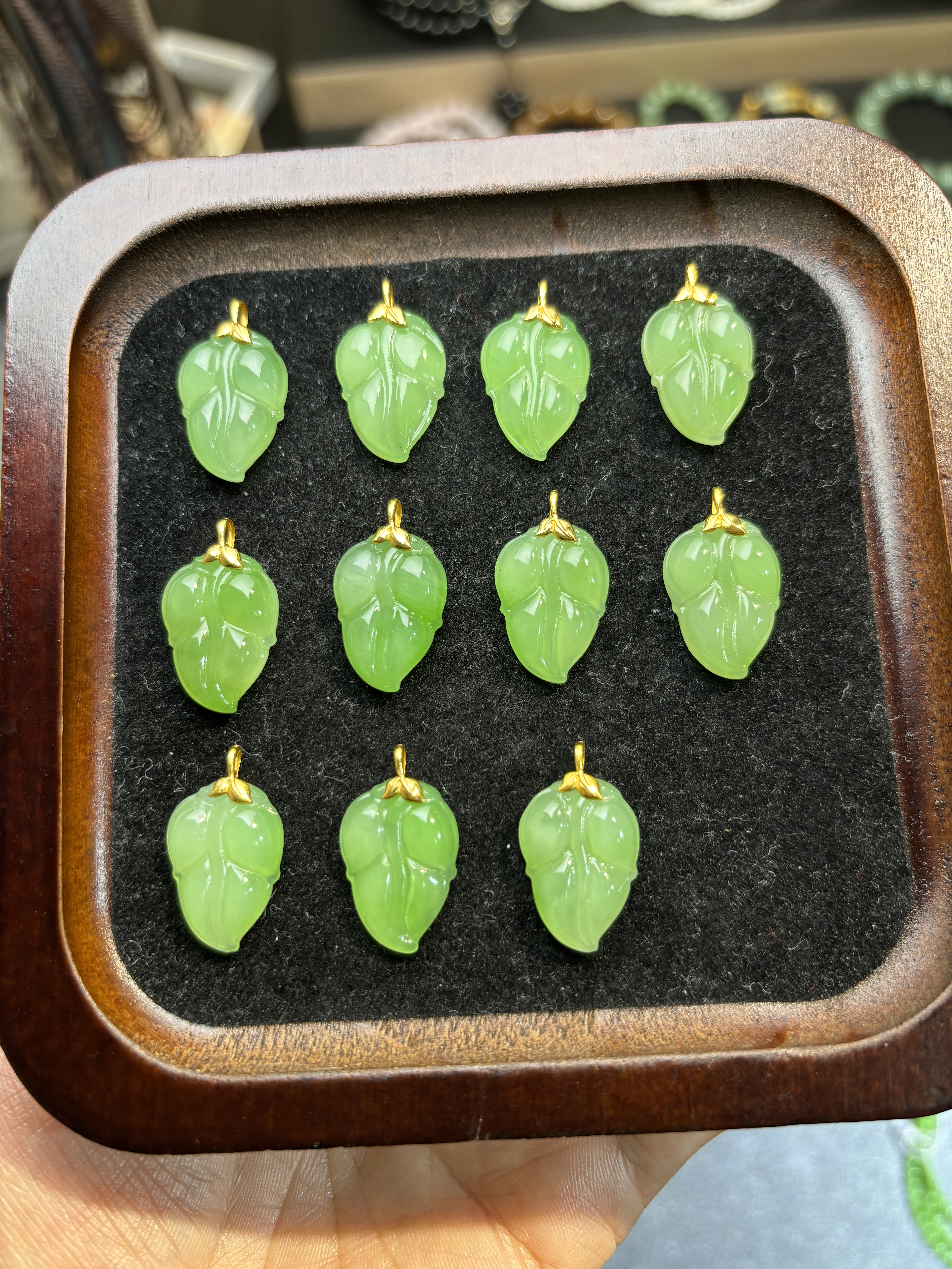 和田玉碧玉翠色果冻胶底金枝玉叶18k(一个)
