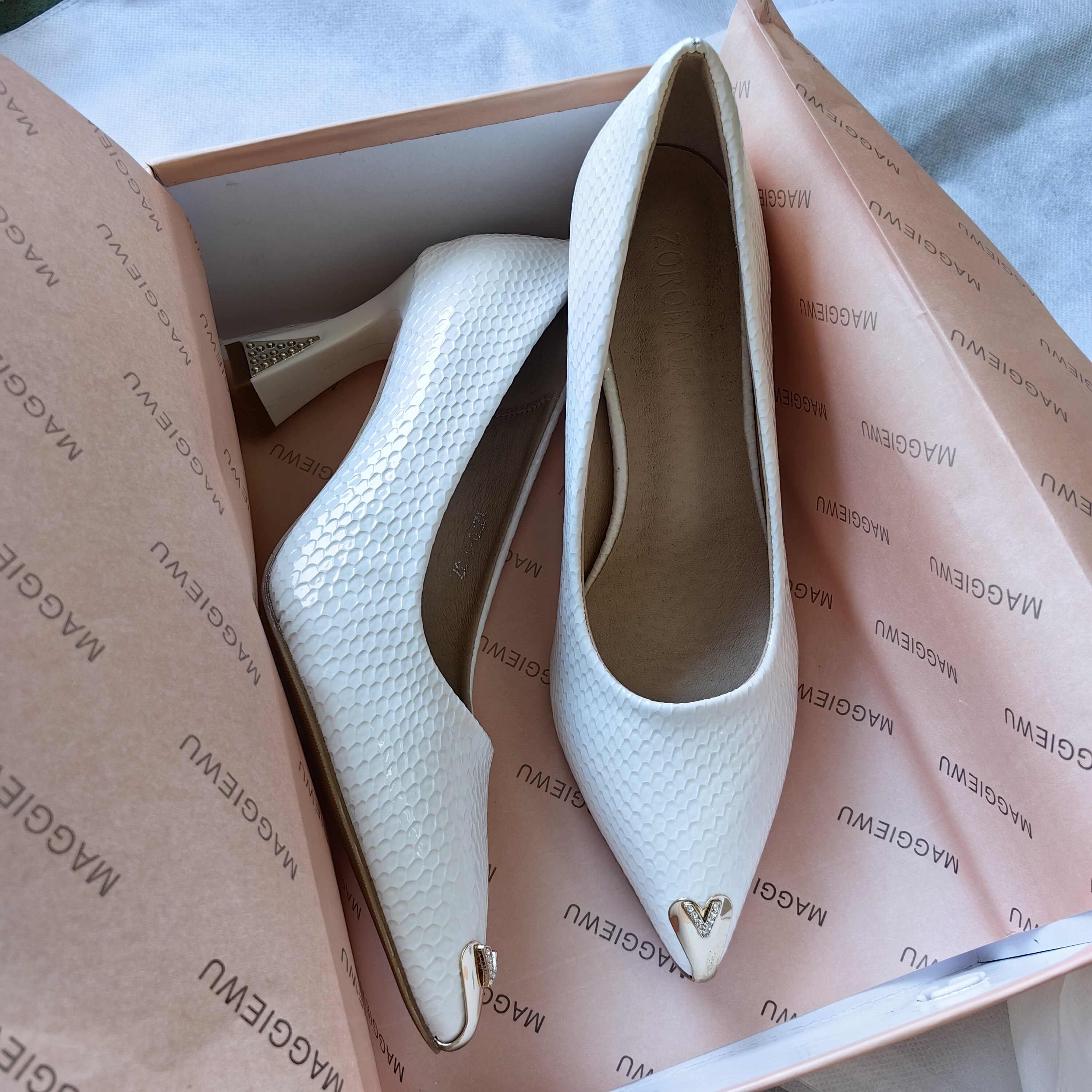 2026法式蛇皮纹白色高跟鞋女真皮尖头粗跟单鞋职业7cm高跟鞋女鞋