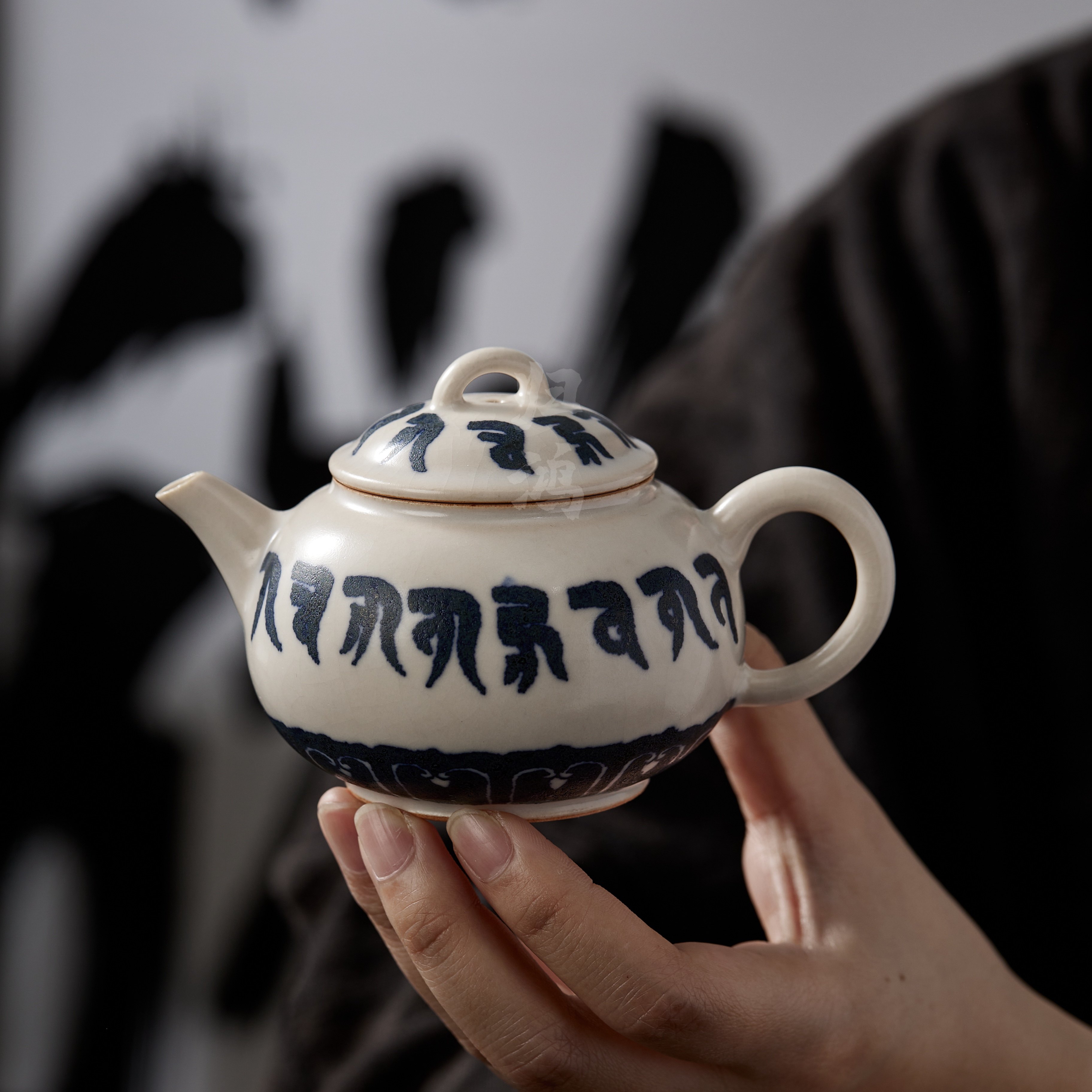 归鸿景德镇手绘梵文茶壶单壶中式家用高端粗陶一人小壶手抓壶泡茶
