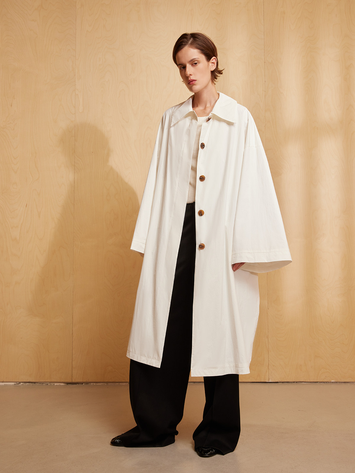 piacevole e 23ss 纯色廓形纸感不对称翻领宽松中长款风衣外套