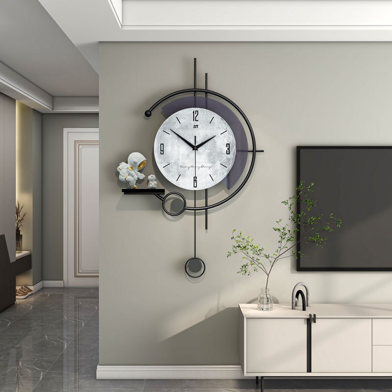 新款现代简约宇航员钟表挂钟客厅大气家用时尚餐厅创意时钟挂墙