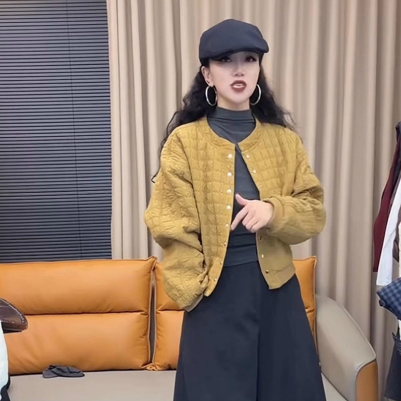 纯色圆领轻薄棉衣女士秋冬减龄