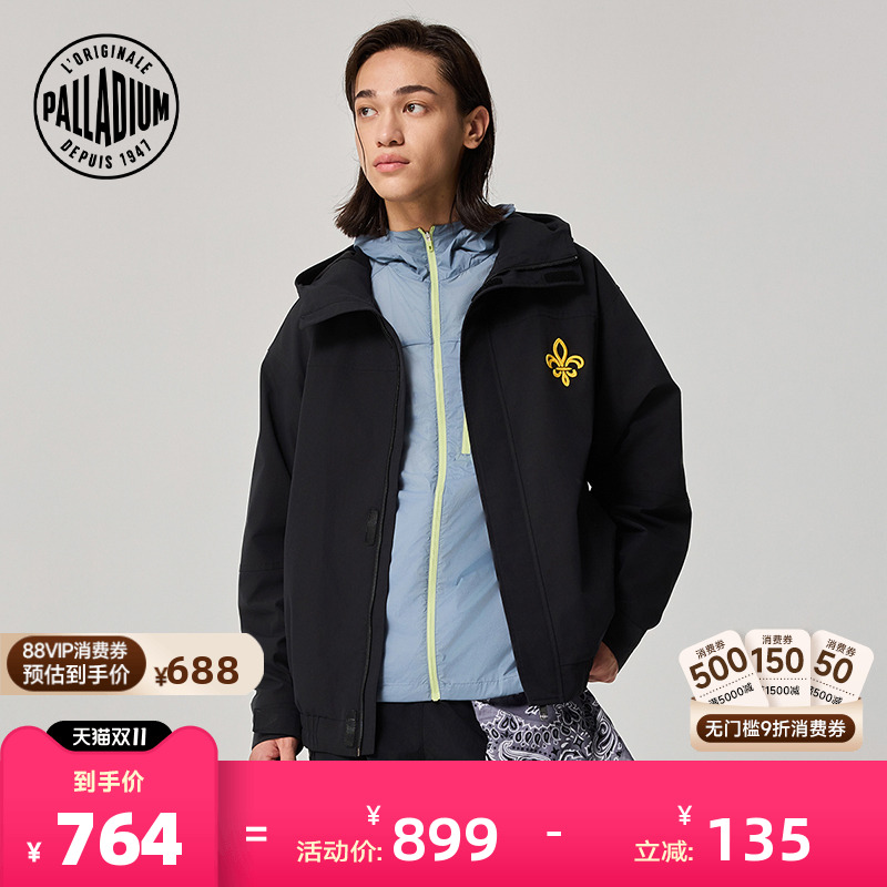 前胸的鸢尾花刺绣与背部的字母丰富款式细节