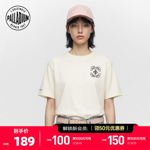 胸前的精美logo图案与袖口的品牌字样