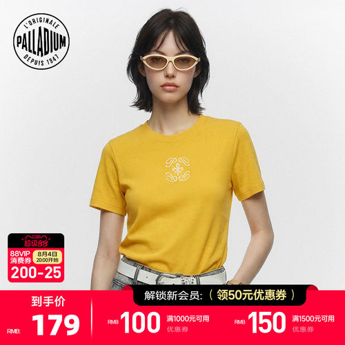 胸前小图案增添细节感，是整体设计一大亮点