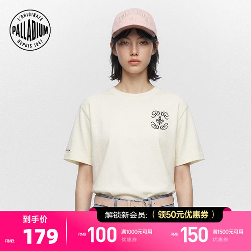 胸前的精美logo图案与袖口的品牌字样