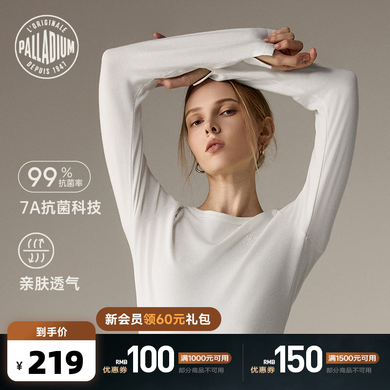 胸口的鸢尾花绣花采用立体锁边工艺