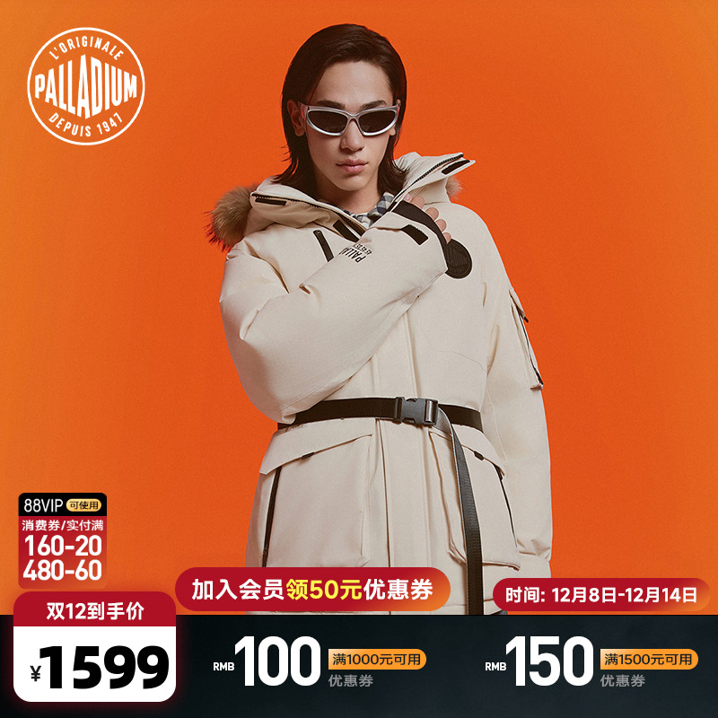 前胸的圆形徽章和多个实用口袋