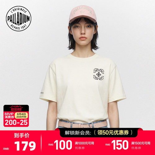 胸前的精美logo图案与袖口的品牌字样