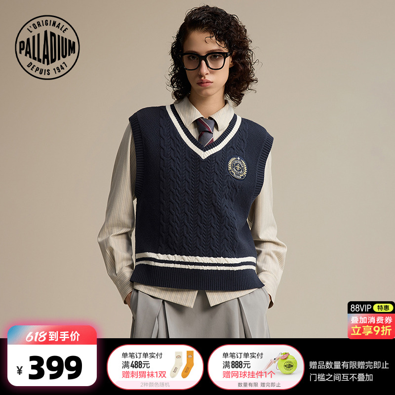 经典V领马甲款式，展现浓郁的校园风格