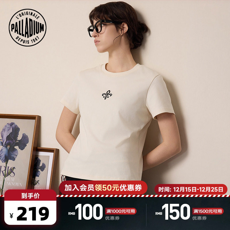 经典设计，胸前的图案设计，增添精致感