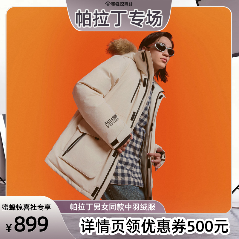 前胸的圆形徽章和多个实用口袋