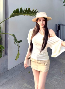 Hello 17【白桃轻语】设计感荡领斜肩喇叭袖纯欲羊毛混纺针织上衣