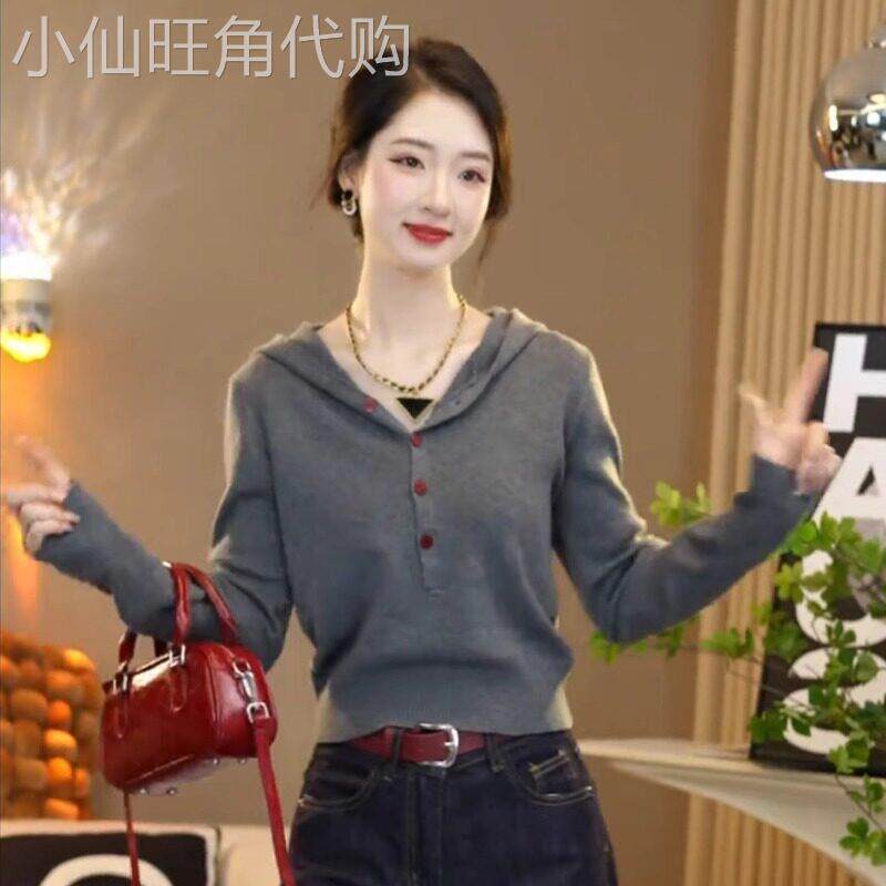 灰色高级感连帽针织衫女春季新款流行风格修身打底衫短款长袖上衣