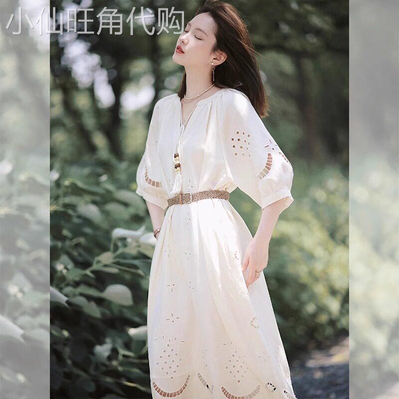 法式白色连衣裙夏季2026新款设计感镂空小白裙收腰显瘦V领中长裙