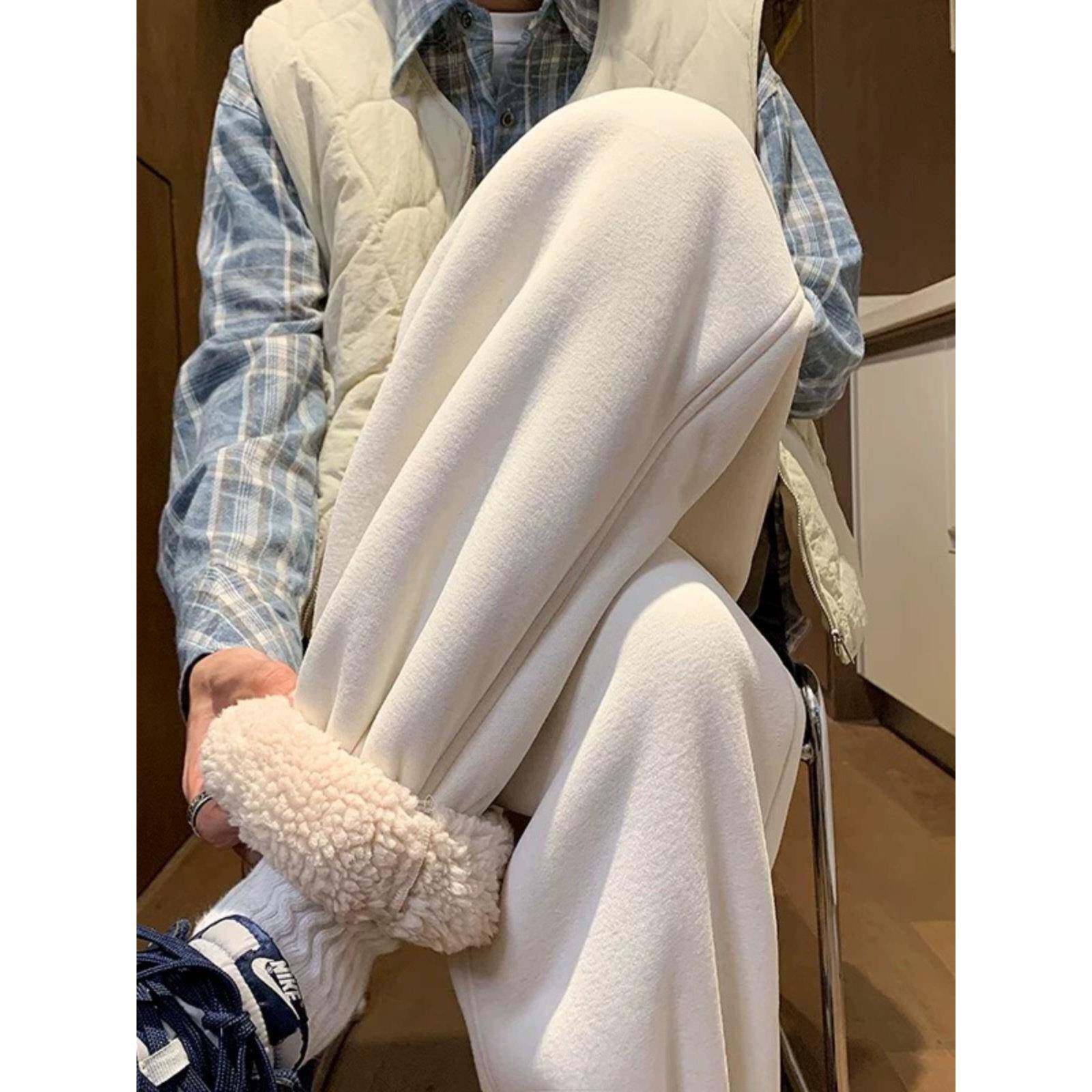 杏色羊羔毛运动裤女2025新款秋冬季加绒加厚休闲宽松大码棉卫裤子