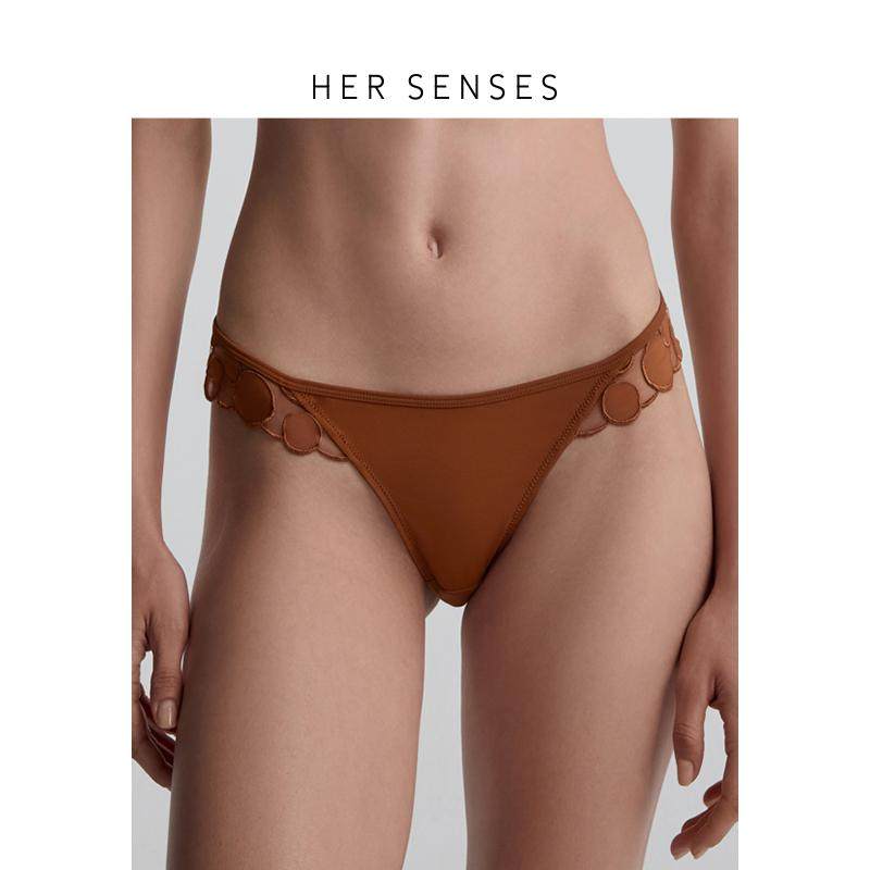 HER SENSES/何识独白系列圆点刺绣工艺中腰三角裤P147,女士内衣/男士内衣/家居服,女三角裤,淘宝优惠券,粉丝福利购,淘宝优惠卷