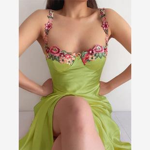instunning欧美大码绿色连衣裙女刺绣花朵裙子海边度假缎面吊带裙