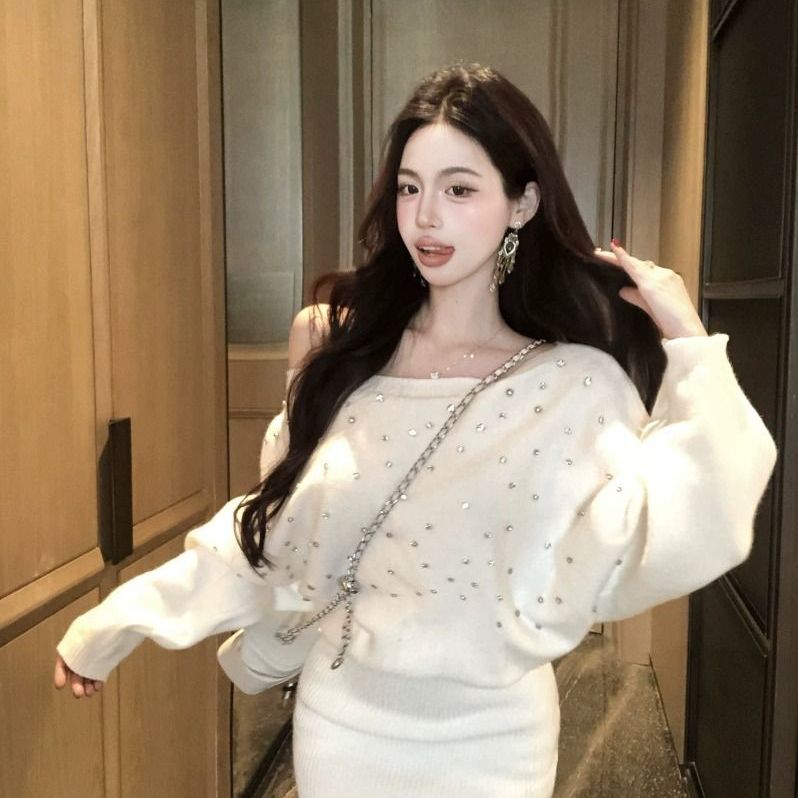 小香风烫钻针织连衣裙女秋冬纯欲性感一字肩包臀裙蝙蝠袖毛衣裙子