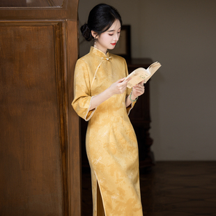 黄色大袖旗袍女新中式鹿皮绒连衣裙气质秋冬2026新款修身高端长款