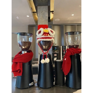 2026元旦装饰咖啡店磨豆机吧台新年红色围巾场景布置店铺摆件饰品