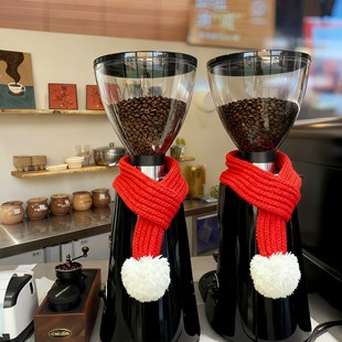 2026新年装饰咖啡店磨豆机围巾吧台氛围场景布置元旦店铺摆件饰品