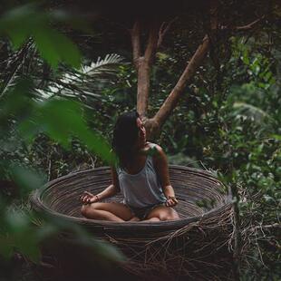 巴厘岛网红鸟巢秋千景区婚纱拍摄道具创意悬挂圆形床户外民宿鸟巢