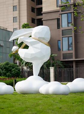 大型抽象几何兔子摆件玻璃钢块面兔雕塑户外园林景区广场云朵装饰