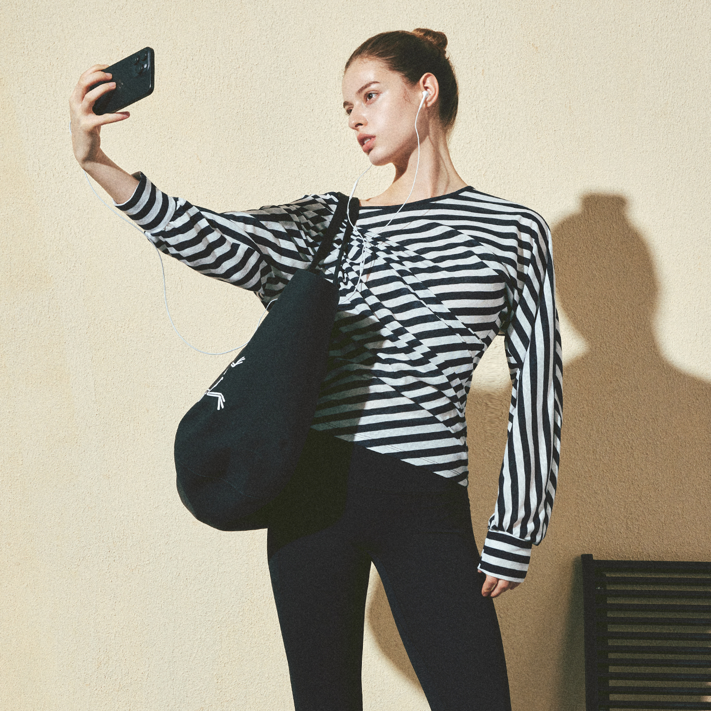 KVKV 藏蓝条纹拧转结构斜肩蝙蝠袖瑜伽运动长袖上衣