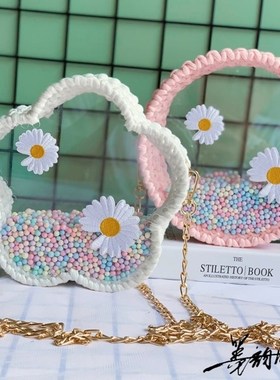 I gave my girlfriend a diy bag knitted by diy and a handmade