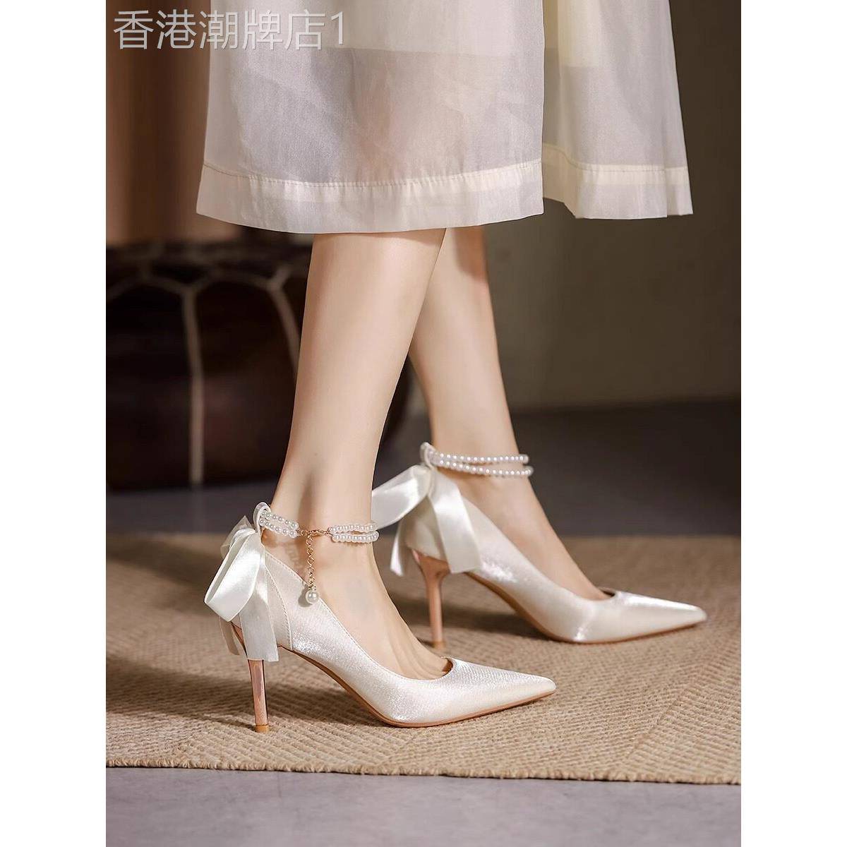 香港丝绸和绸缎平底鞋的妇女可以穿的日常,白色伴娘和新娘的婚纱