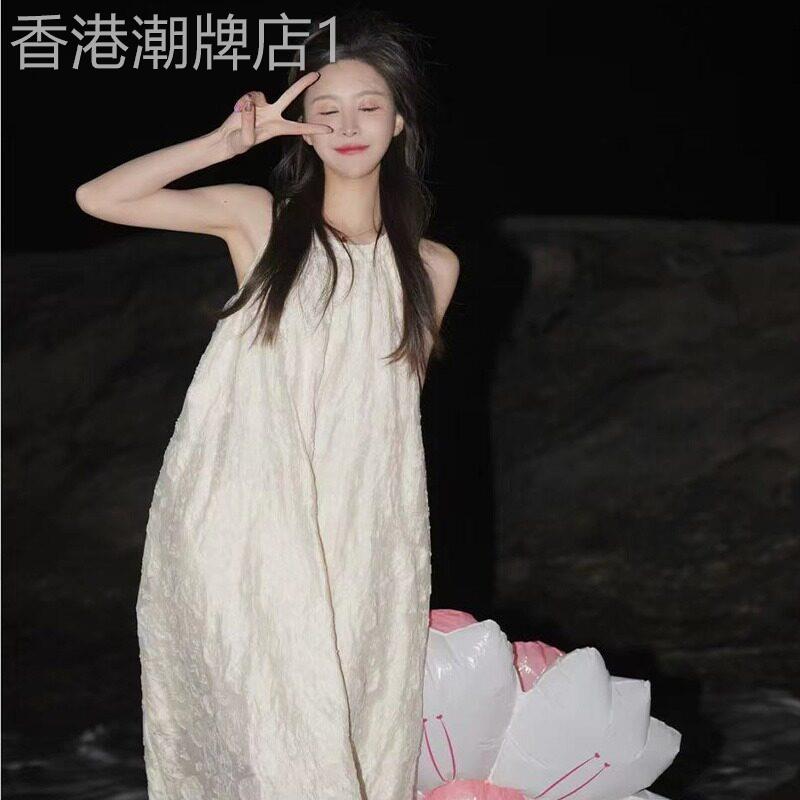 白色连衣裙女夏季2025新款宽松法式设计感气质小个子无袖挂颈裙子