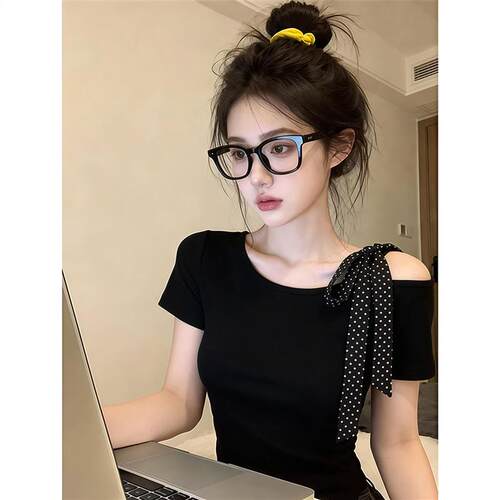 韩系波点斜肩黑色短袖t恤女夏季设计感修身收腰辣妹短款露肩上衣