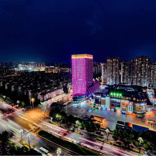 【交通便利】位于素有&ldquo;酒都&rdquo;之称的四川宜宾，近南岸坝站、宜宾火车站 【位置优越】近三江汇合处的合江门广场，可领略非凡气度 【健康美食】酒店健身房拥有完善健身设备，餐厅美食屋提供美馔体验 【好梦安睡】拥有各类型宽敞舒适的客房，房内配套设施齐全