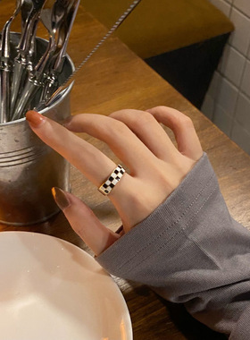 小众设计黑白棋盘格纹戒指女博主